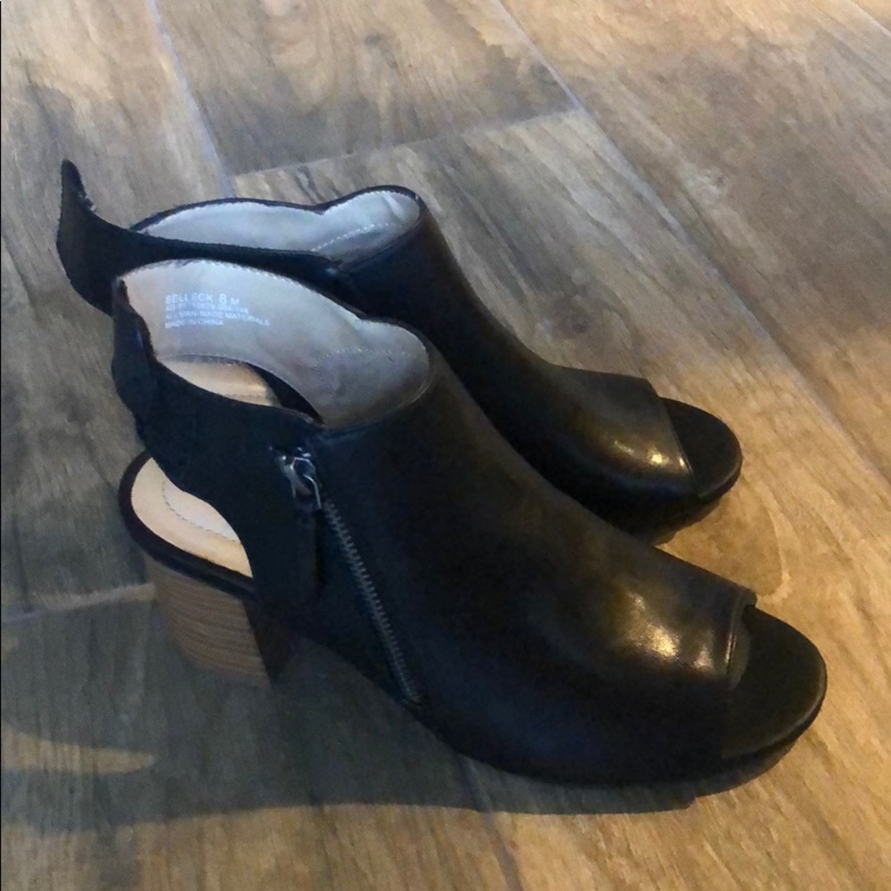 New with box Andrew Geller size 8 open toe booties